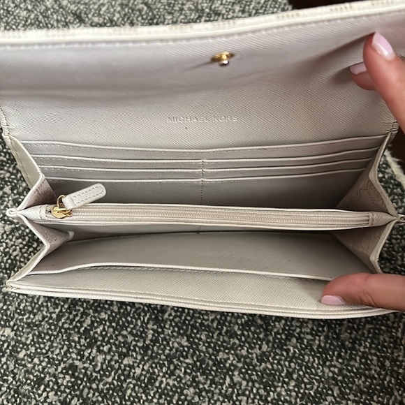 Michael Kors wallet - Picture 9 of 12